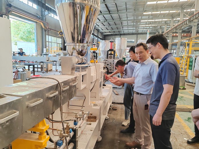 桐城市委副書記、市長劉存磊一行領(lǐng)導(dǎo)蒞臨武漢現(xiàn)代精工，共探塑料包裝產(chǎn)業(yè)新發(fā)展